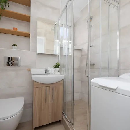 Modern & Pet Friendly With Balcony By Renters